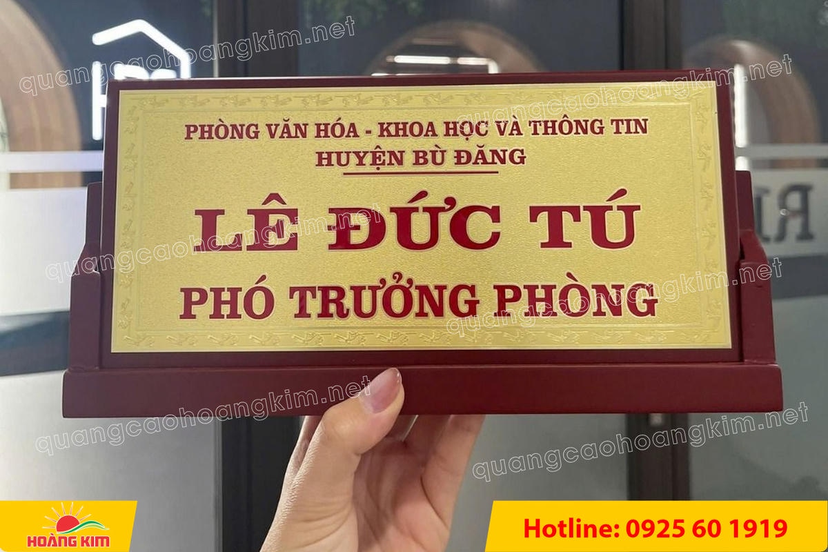 bien chuc danh mat dong de go tam giac mat rut dep 154 - BIỂN CHỨC DANH MẶT ĐỒNG ĐẾ GỖ TAM GI&Aacute;C &ndash; ĐẲNG CẤP CHO L&Atilde;NH ĐẠO