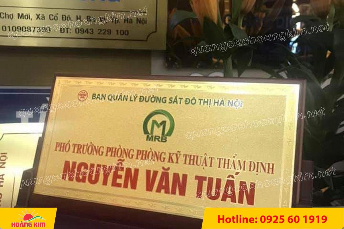 bien chuc danh mat dong de go tam giac mat rut dep 157 - BIỂN CHỨC DANH MẶT ĐỒNG ĐẾ GỖ TAM GI&Aacute;C &ndash; ĐẲNG CẤP CHO L&Atilde;NH ĐẠO