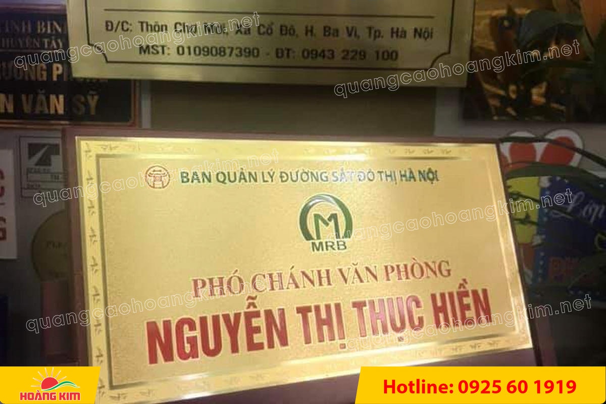 bien chuc danh mat dong de go tam giac mat rut dep 158 - BIỂN CHỨC DANH MẶT ĐỒNG ĐẾ GỖ TAM GI&Aacute;C &ndash; ĐẲNG CẤP CHO L&Atilde;NH ĐẠO