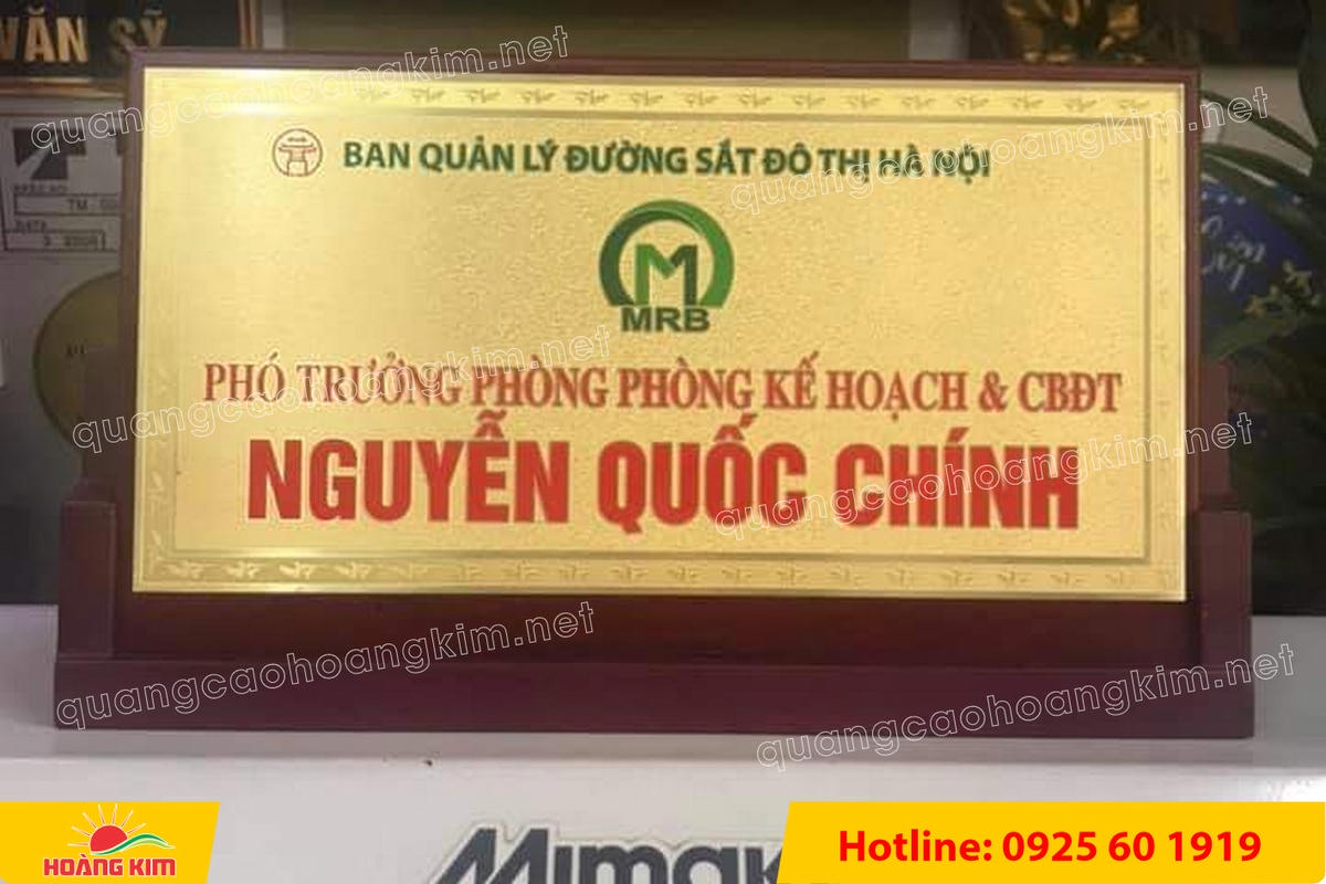 bien chuc danh mat dong de go tam giac mat rut dep 159 - BIỂN CHỨC DANH MẶT ĐỒNG ĐẾ GỖ TAM GI&Aacute;C &ndash; ĐẲNG CẤP CHO L&Atilde;NH ĐẠO