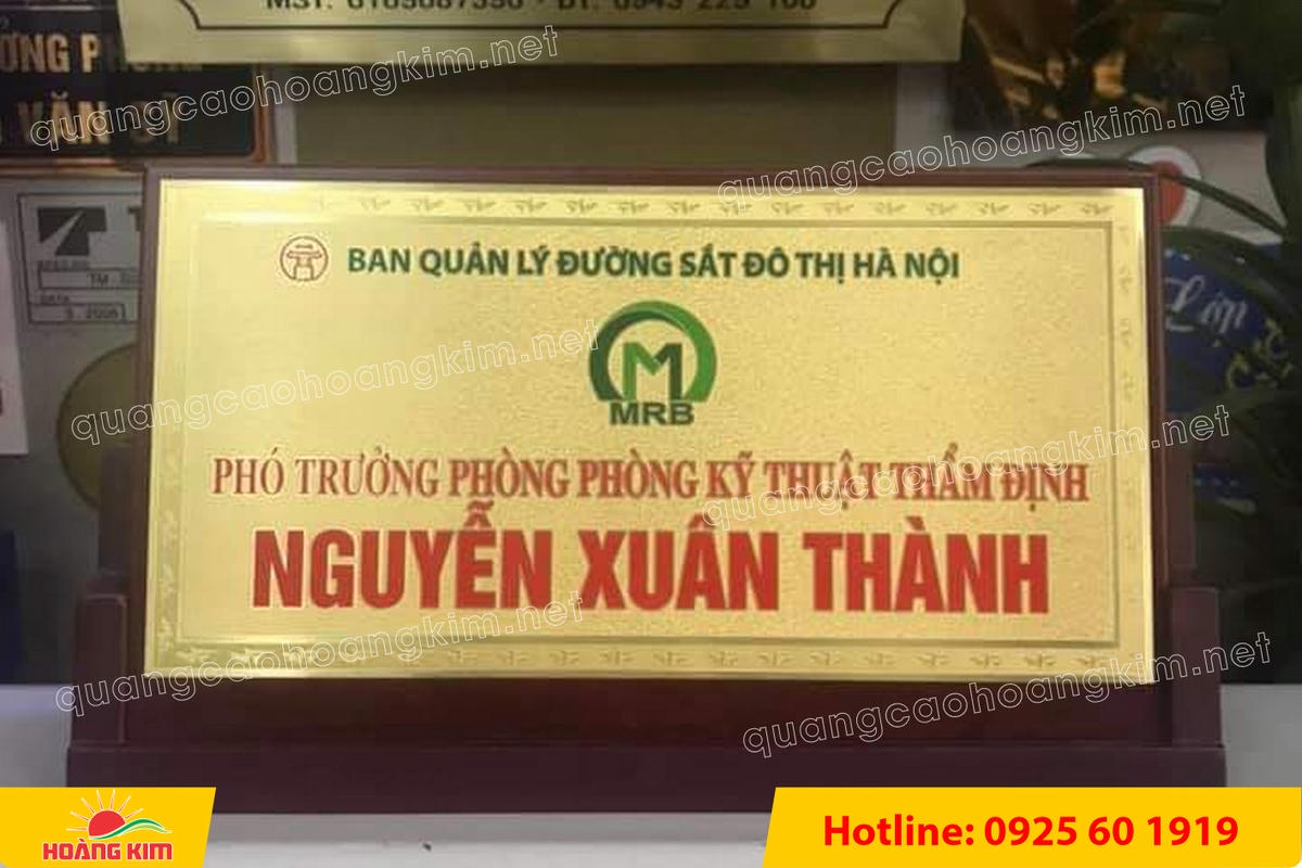 bien chuc danh mat dong de go tam giac mat rut dep 160 - BIỂN CHỨC DANH MẶT ĐỒNG ĐẾ GỖ TAM GI&Aacute;C &ndash; ĐẲNG CẤP CHO L&Atilde;NH ĐẠO
