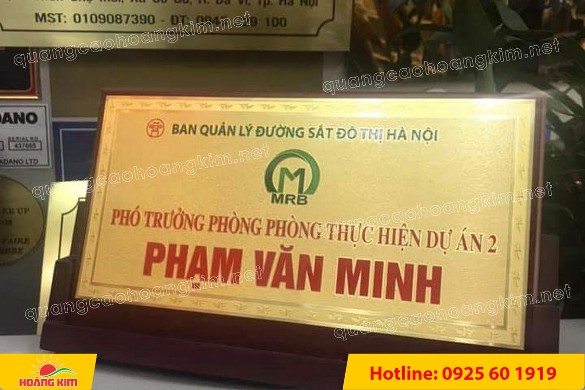 bien chuc danh mat dong de go tam giac mat rut dep 161 - BIỂN CHỨC DANH MẶT ĐỒNG ĐẾ GỖ TAM GI&Aacute;C &ndash; ĐẲNG CẤP CHO L&Atilde;NH ĐẠO