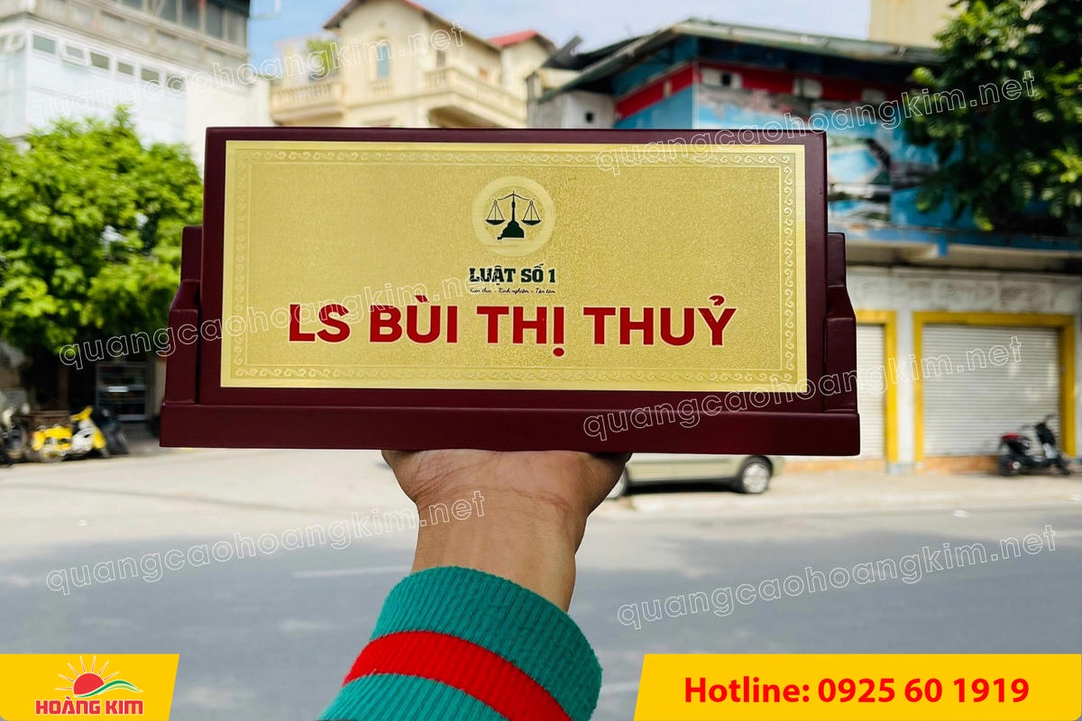 bien chuc danh mat dong de go tam giac mat rut dep 164 - BIỂN CHỨC DANH MẶT ĐỒNG ĐẾ GỖ TAM GI&Aacute;C &ndash; ĐẲNG CẤP CHO L&Atilde;NH ĐẠO