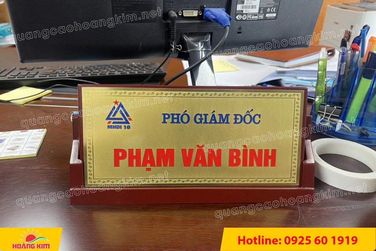 bien chuc danh mat dong de go tam giac mat rut dep 165 - BIỂN CHỨC DANH MẶT ĐỒNG ĐẾ GỖ TAM GI&Aacute;C &ndash; ĐẲNG CẤP CHO L&Atilde;NH ĐẠO