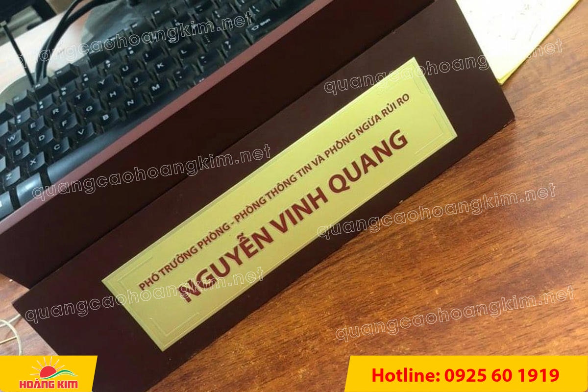 bien chuc danh mat dong de go tam giac mat rut dep 18 - BIỂN CHỨC DANH MẶT ĐỒNG ĐẾ GỖ TAM GI&Aacute;C &ndash; ĐẲNG CẤP CHO L&Atilde;NH ĐẠO