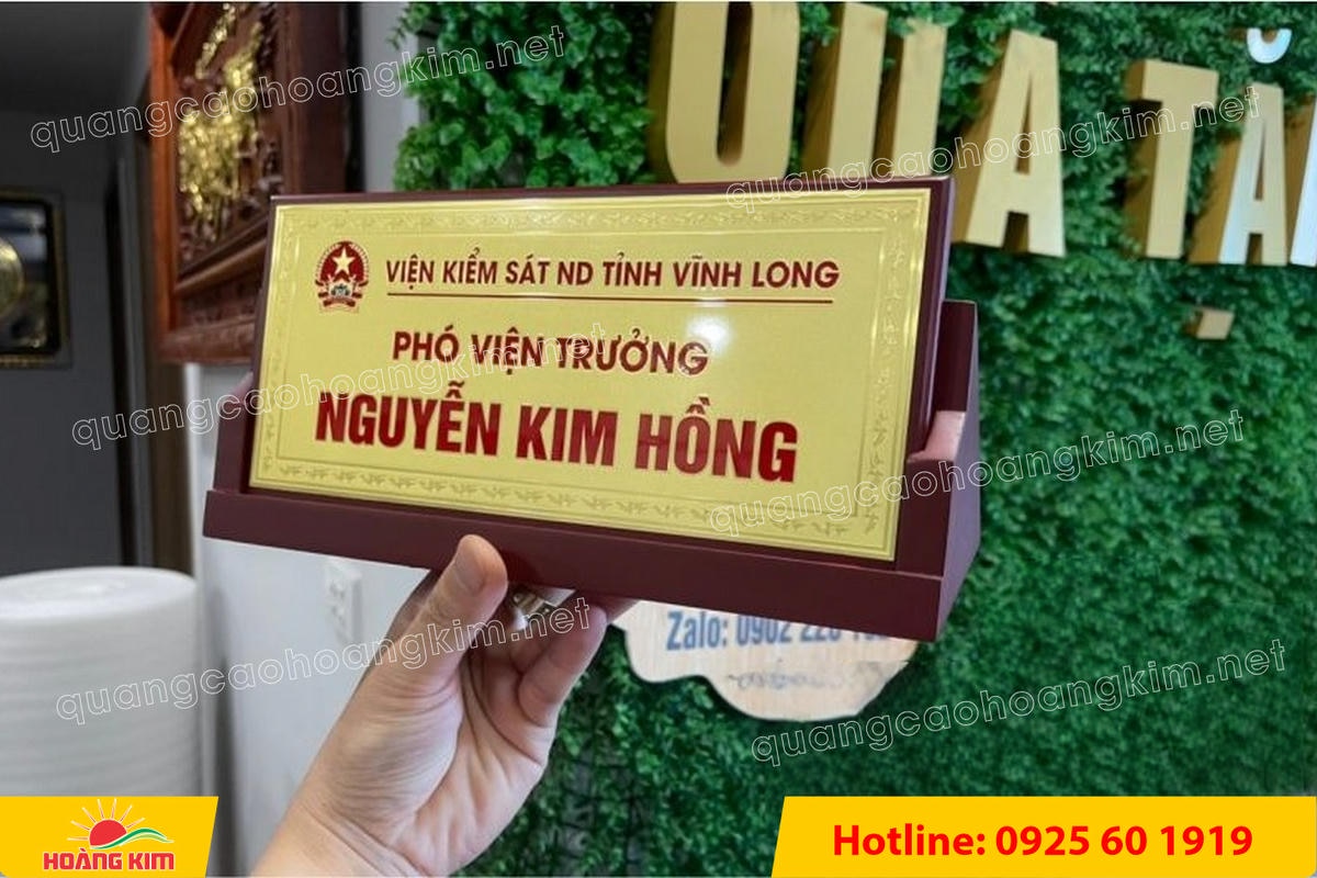 bien chuc danh mat dong de go tam giac mat rut dep 2 - BIỂN CHỨC DANH, BẢNG T&Ecirc;N ĐỂ B&Agrave;N CỰC ĐẸP, SANG, RẺ