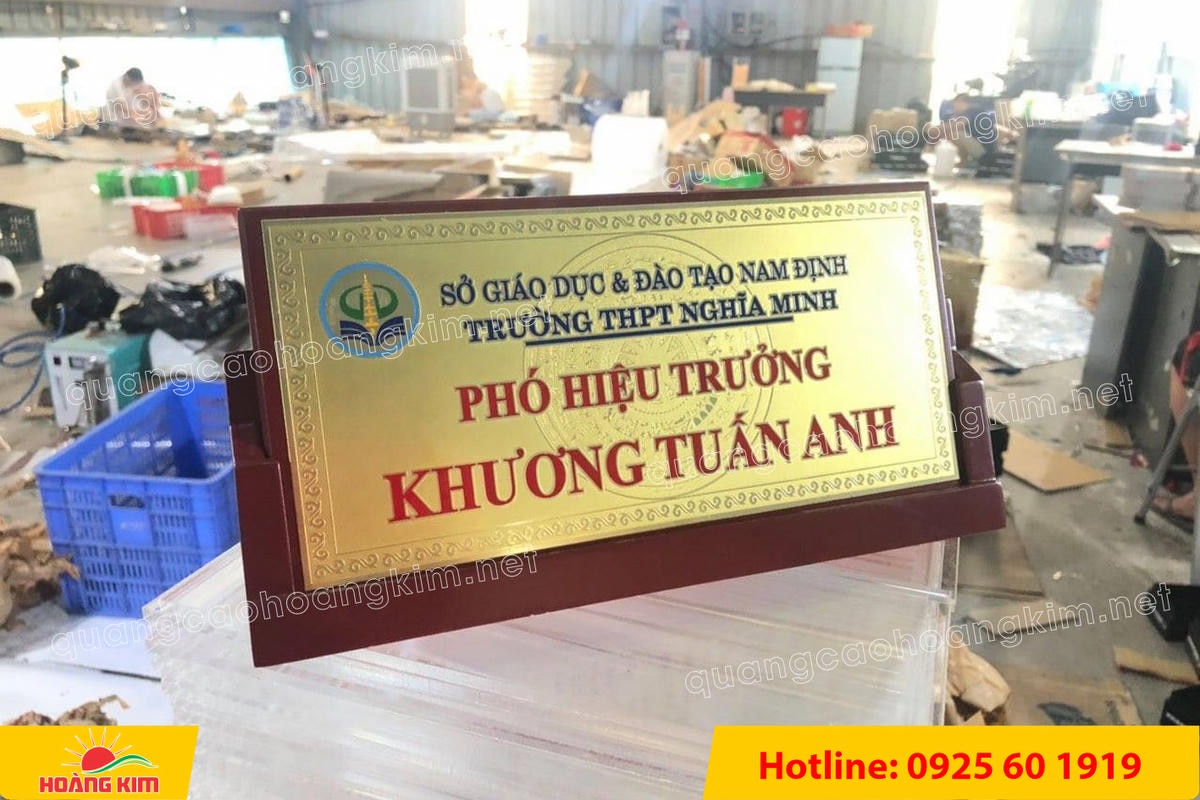 bien chuc danh mat dong de go tam giac mat rut dep 21 - BIỂN CHỨC DANH MẶT ĐỒNG ĐẾ GỖ TAM GI&Aacute;C &ndash; ĐẲNG CẤP CHO L&Atilde;NH ĐẠO