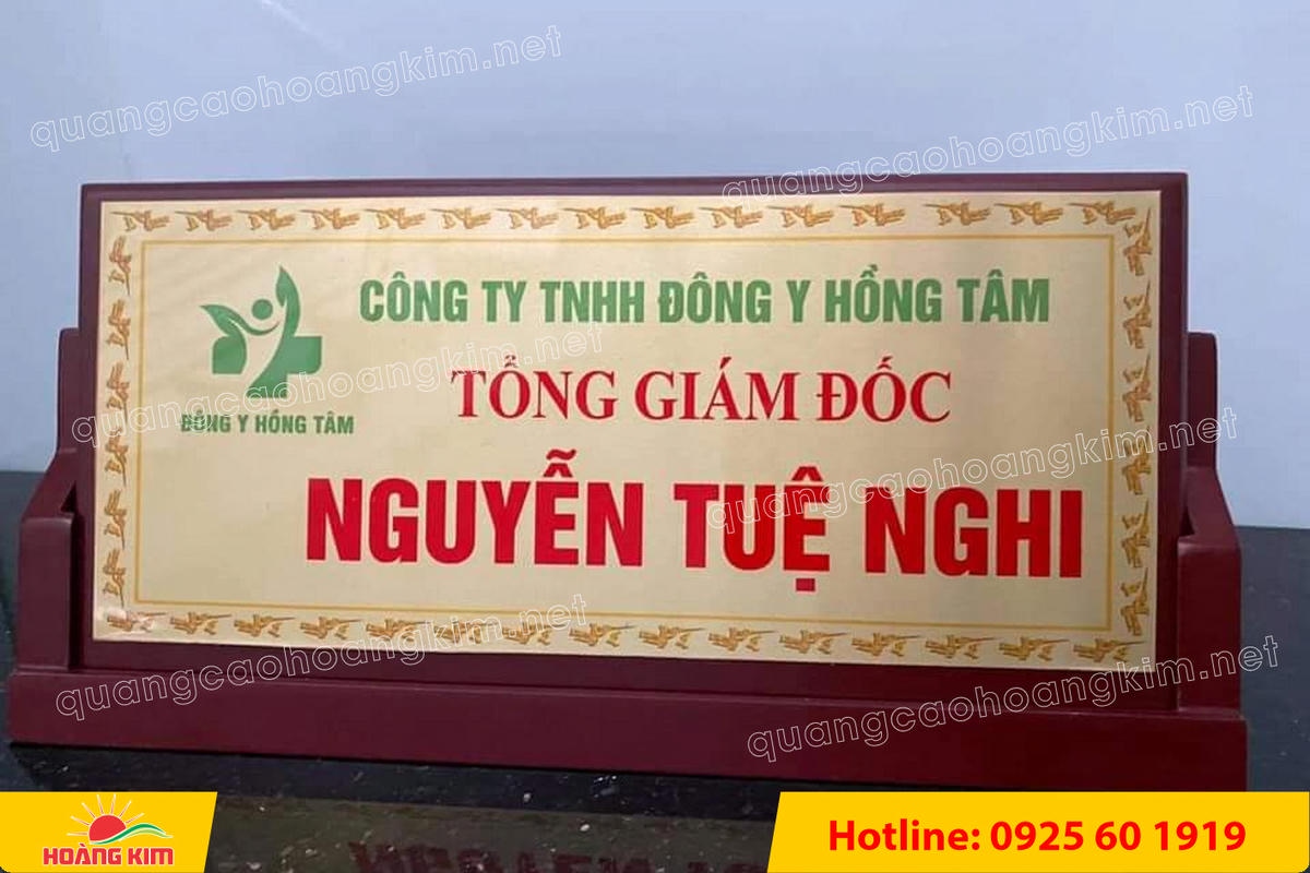 bien chuc danh mat dong de go tam giac mat rut dep 24 - BIỂN CHỨC DANH MẶT ĐỒNG ĐẾ GỖ TAM GI&Aacute;C &ndash; ĐẲNG CẤP CHO L&Atilde;NH ĐẠO