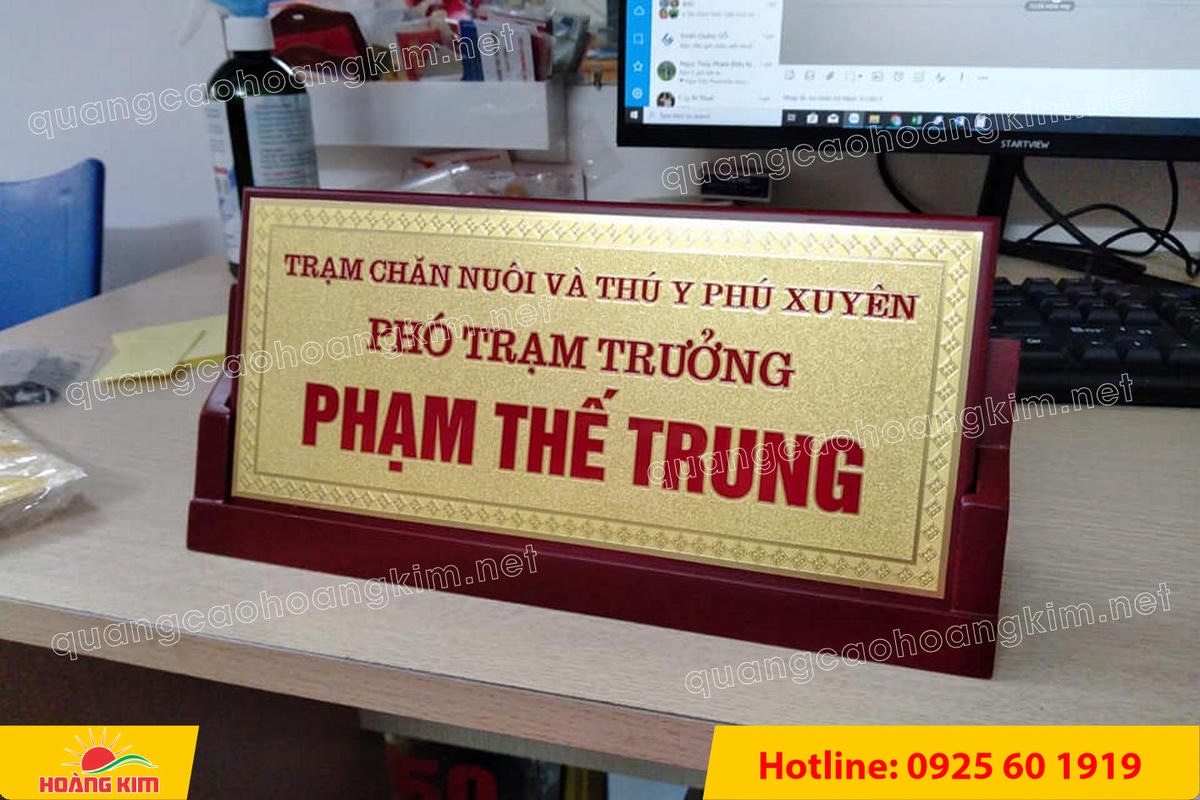 bien chuc danh mat dong de go tam giac mat rut dep 28 - BIỂN CHỨC DANH MẶT ĐỒNG ĐẾ GỖ TAM GI&Aacute;C &ndash; ĐẲNG CẤP CHO L&Atilde;NH ĐẠO