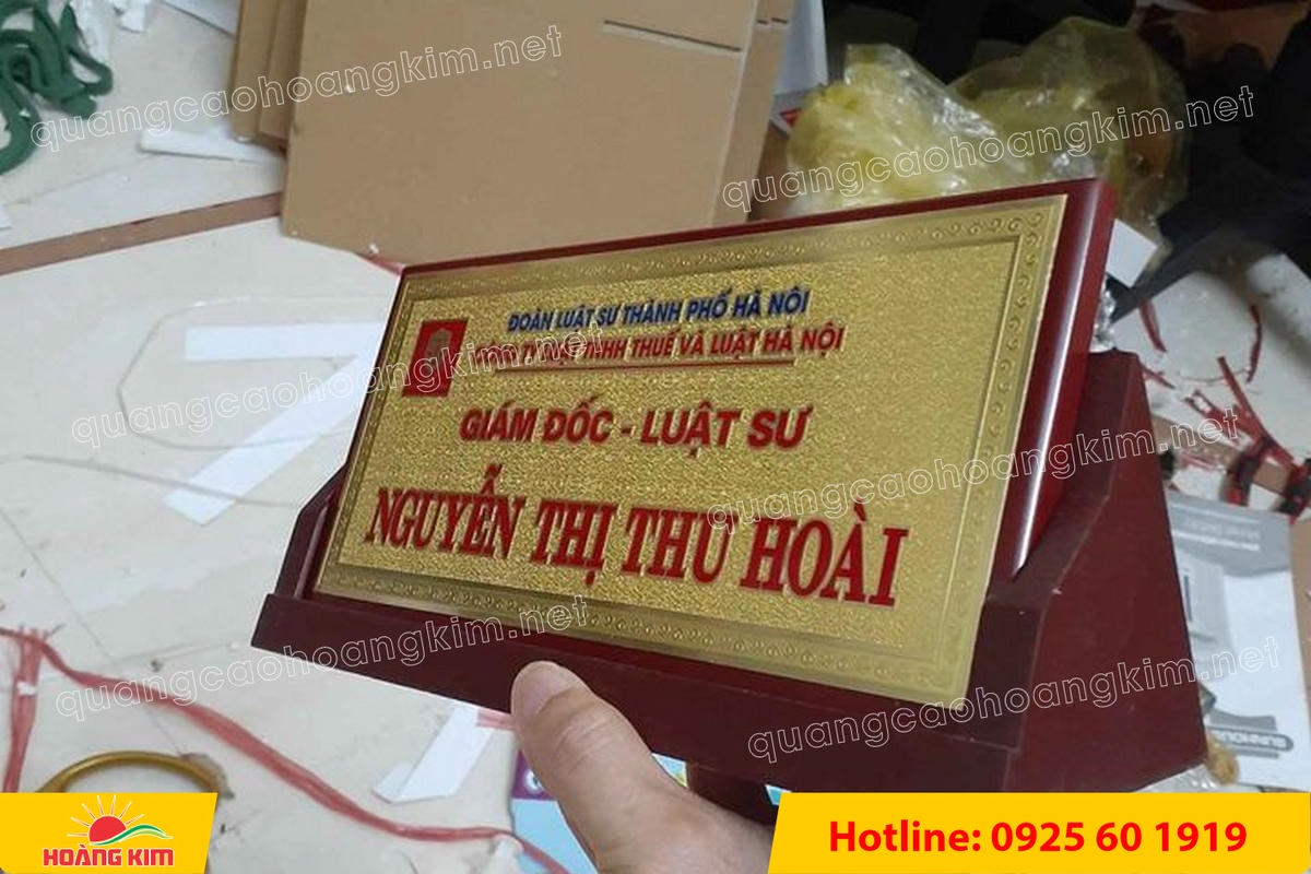 bien chuc danh mat dong de go tam giac mat rut dep 30 - BIỂN CHỨC DANH MẶT ĐỒNG ĐẾ GỖ TAM GI&Aacute;C &ndash; ĐẲNG CẤP CHO L&Atilde;NH ĐẠO