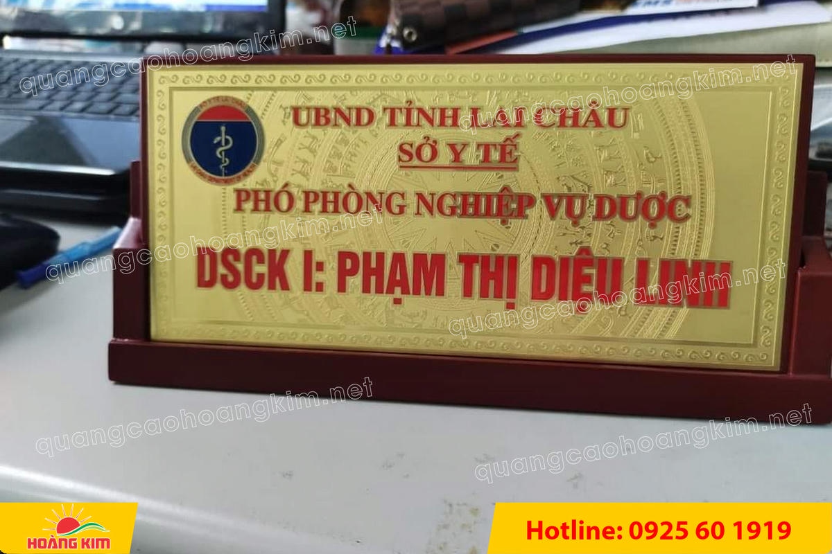 bien chuc danh mat dong de go tam giac mat rut dep 31 - BIỂN CHỨC DANH MẶT ĐỒNG ĐẾ GỖ TAM GI&Aacute;C &ndash; ĐẲNG CẤP CHO L&Atilde;NH ĐẠO