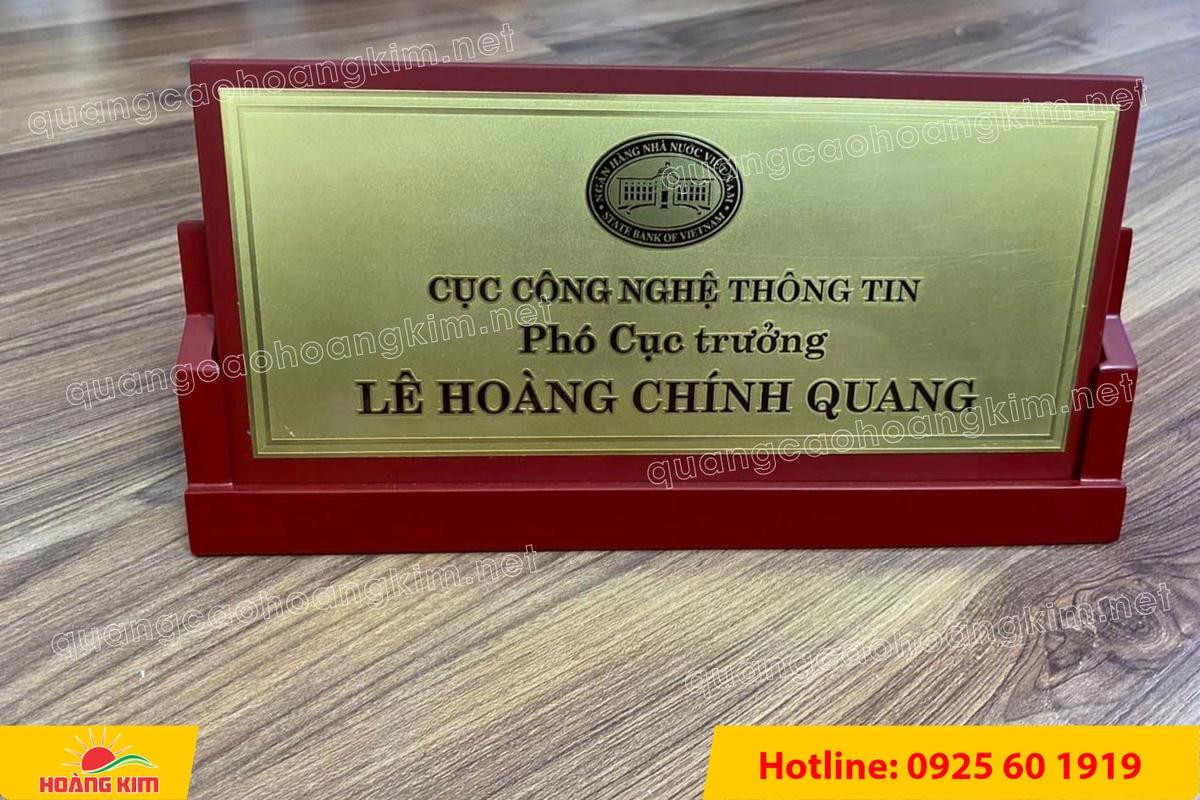 bien chuc danh mat dong de go tam giac mat rut dep 32 - BIỂN CHỨC DANH MẶT ĐỒNG ĐẾ GỖ TAM GI&Aacute;C &ndash; ĐẲNG CẤP CHO L&Atilde;NH ĐẠO