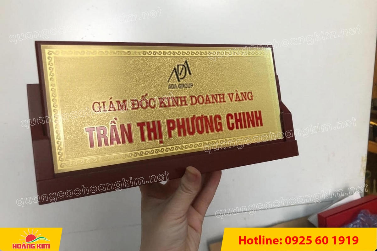 bien chuc danh mat dong de go tam giac mat rut dep 33 - BIỂN CHỨC DANH MẶT ĐỒNG ĐẾ GỖ TAM GI&Aacute;C &ndash; ĐẲNG CẤP CHO L&Atilde;NH ĐẠO