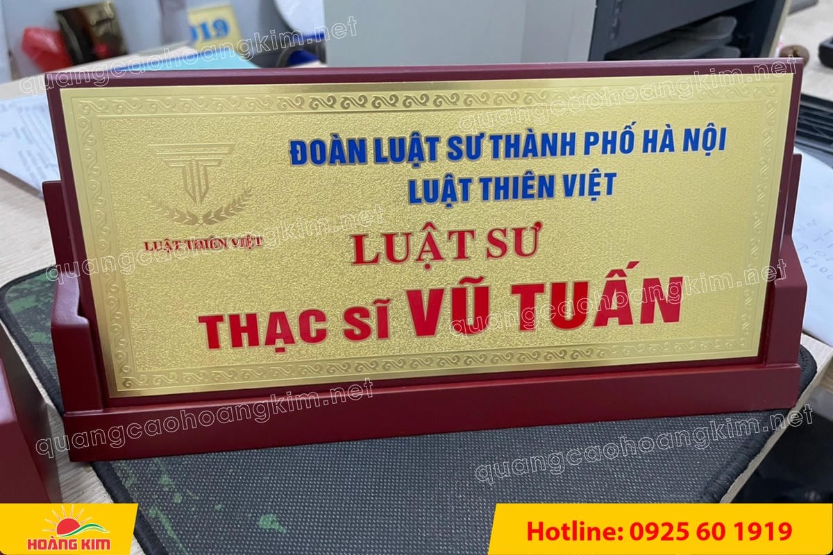 bien chuc danh mat dong de go tam giac mat rut dep 35 - BIỂN CHỨC DANH MẶT ĐỒNG ĐẾ GỖ TAM GI&Aacute;C &ndash; ĐẲNG CẤP CHO L&Atilde;NH ĐẠO