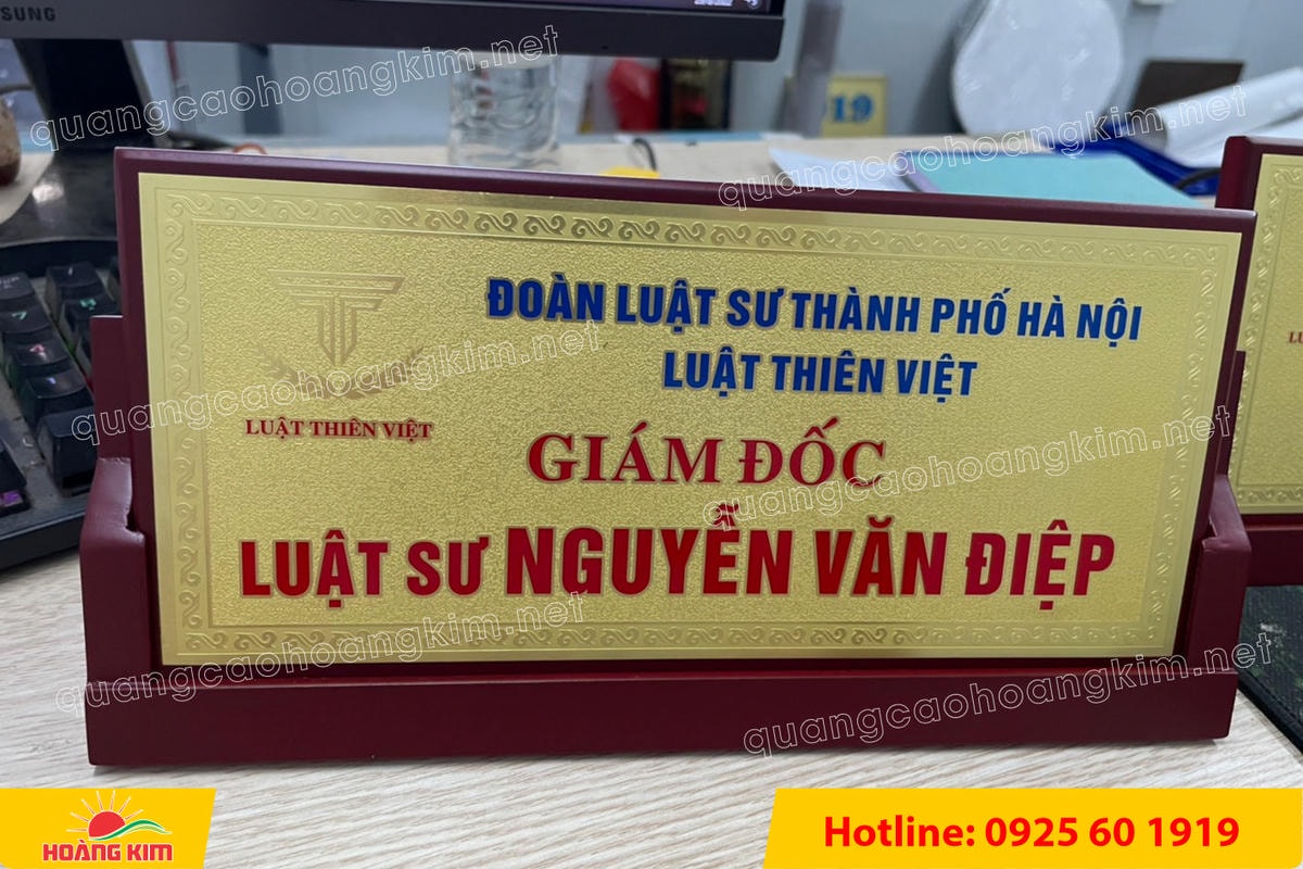 bien chuc danh mat dong de go tam giac mat rut dep 39 - BIỂN CHỨC DANH MẶT ĐỒNG ĐẾ GỖ TAM GI&Aacute;C &ndash; ĐẲNG CẤP CHO L&Atilde;NH ĐẠO