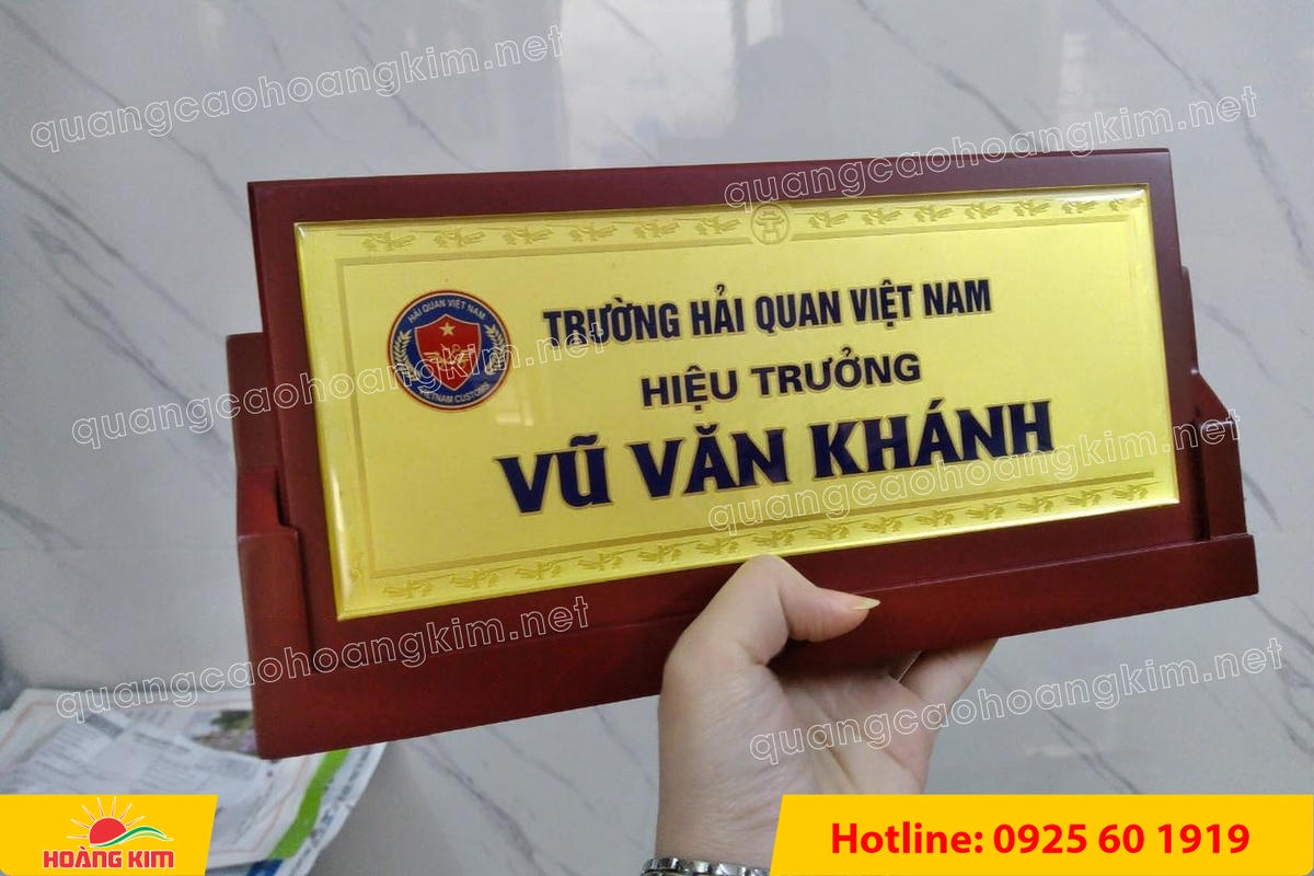 bien chuc danh mat dong de go tam giac mat rut dep 42 - BIỂN CHỨC DANH MẶT ĐỒNG ĐẾ GỖ TAM GI&Aacute;C &ndash; ĐẲNG CẤP CHO L&Atilde;NH ĐẠO
