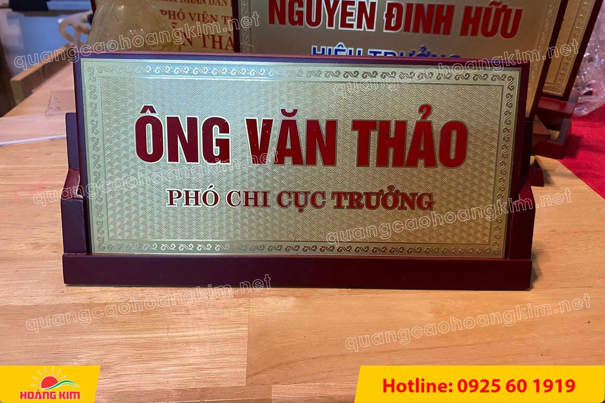bien chuc danh mat dong de go tam giac mat rut dep 43 - BIỂN CHỨC DANH MẶT ĐỒNG ĐẾ GỖ TAM GI&Aacute;C &ndash; ĐẲNG CẤP CHO L&Atilde;NH ĐẠO