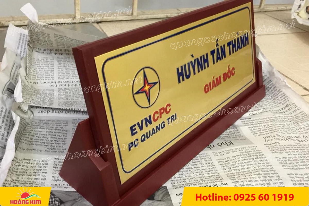 bien chuc danh mat dong de go tam giac mat rut dep 5 - BIỂN CHỨC DANH MẶT ĐỒNG ĐẾ GỖ TAM GI&Aacute;C &ndash; ĐẲNG CẤP CHO L&Atilde;NH ĐẠO