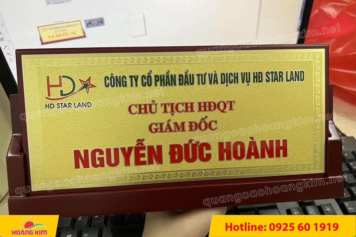bien chuc danh mat dong de go tam giac mat rut dep 53 - BIỂN CHỨC DANH MẶT ĐỒNG ĐẾ GỖ TAM GI&Aacute;C &ndash; ĐẲNG CẤP CHO L&Atilde;NH ĐẠO