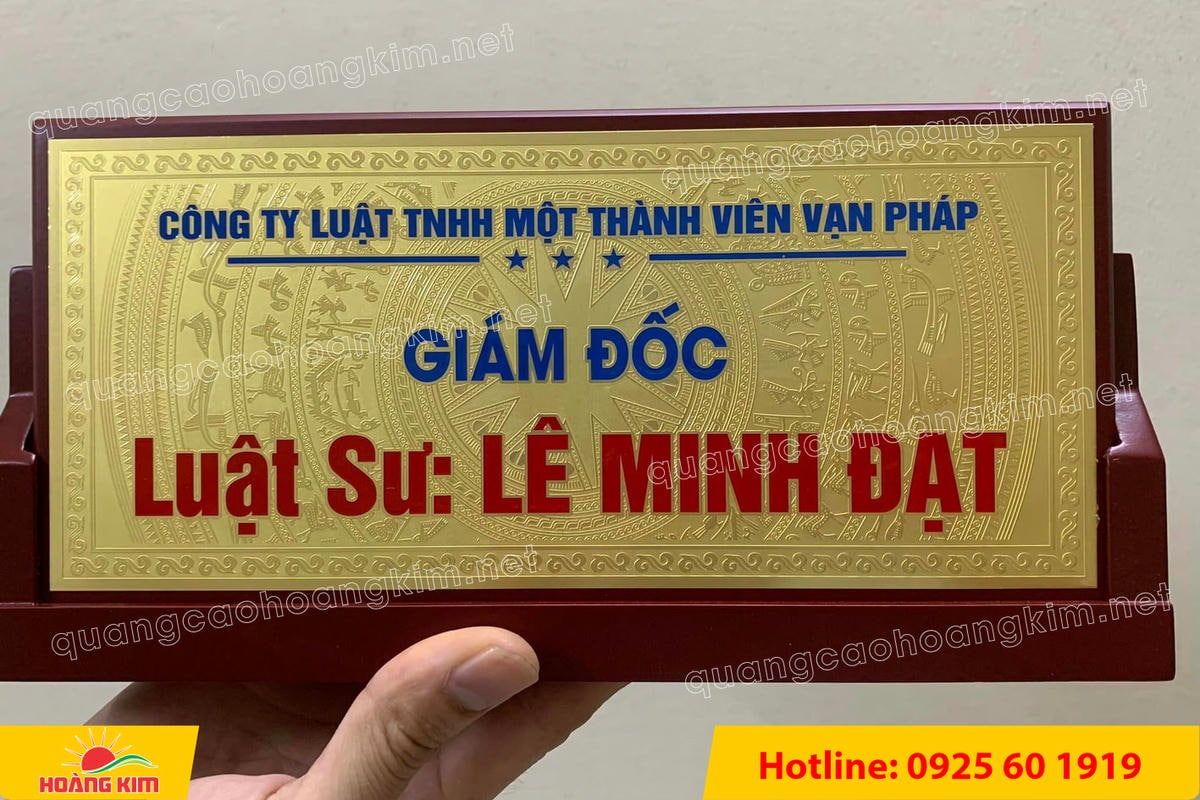 bien chuc danh mat dong de go tam giac mat rut dep 57 - BIỂN CHỨC DANH MẶT ĐỒNG ĐẾ GỖ TAM GI&Aacute;C &ndash; ĐẲNG CẤP CHO L&Atilde;NH ĐẠO