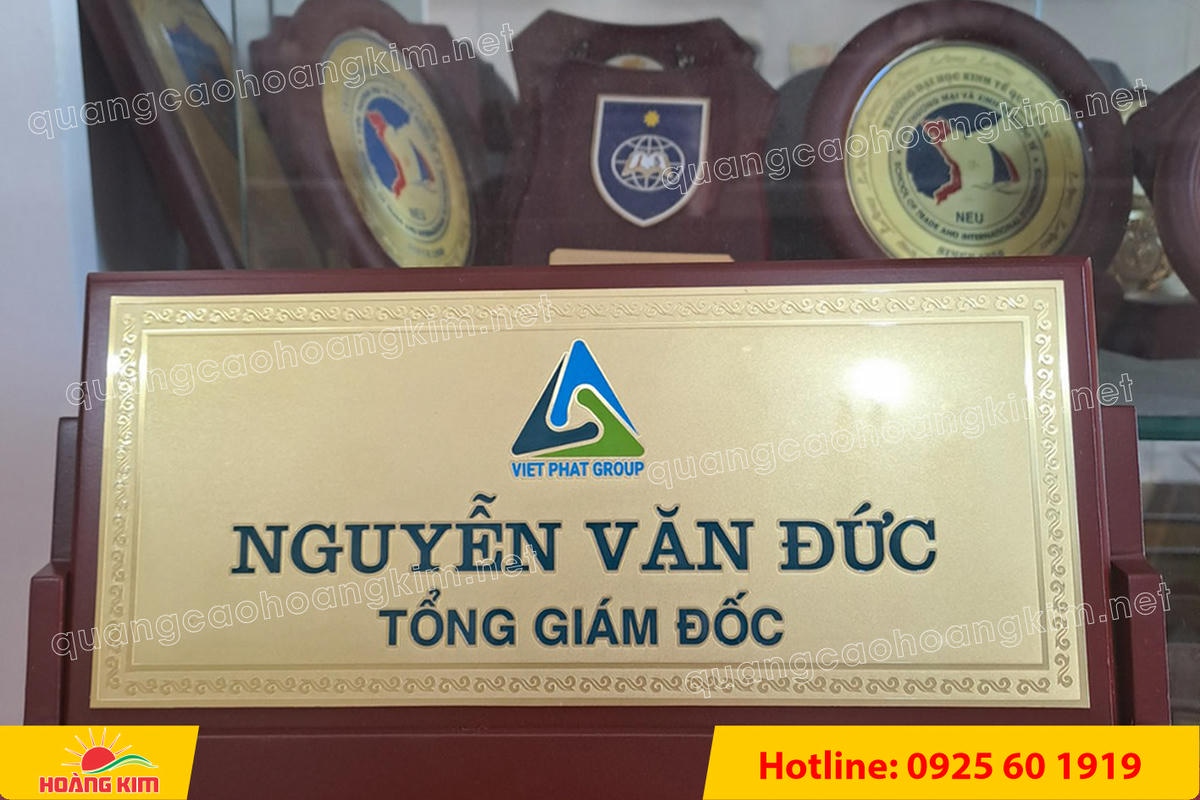 bien chuc danh mat dong de go tam giac mat rut dep 59 - BIỂN CHỨC DANH MẶT ĐỒNG ĐẾ GỖ TAM GI&Aacute;C &ndash; ĐẲNG CẤP CHO L&Atilde;NH ĐẠO
