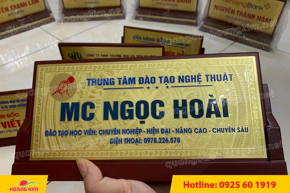 bien chuc danh mat dong de go tam giac mat rut dep 61 - BIỂN CHỨC DANH MẶT ĐỒNG ĐẾ GỖ TAM GI&Aacute;C &ndash; ĐẲNG CẤP CHO L&Atilde;NH ĐẠO