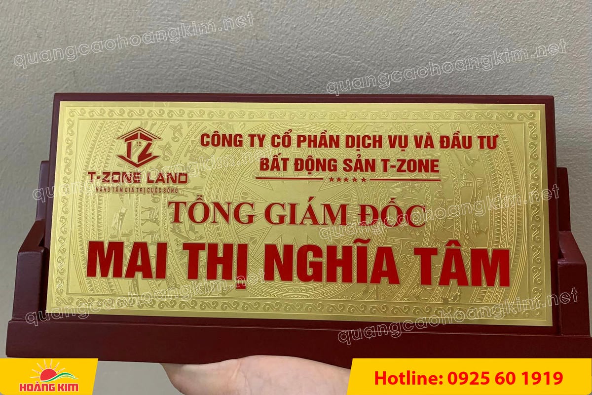 bien chuc danh mat dong de go tam giac mat rut dep 63 - BIỂN CHỨC DANH MẶT ĐỒNG ĐẾ GỖ TAM GI&Aacute;C &ndash; ĐẲNG CẤP CHO L&Atilde;NH ĐẠO