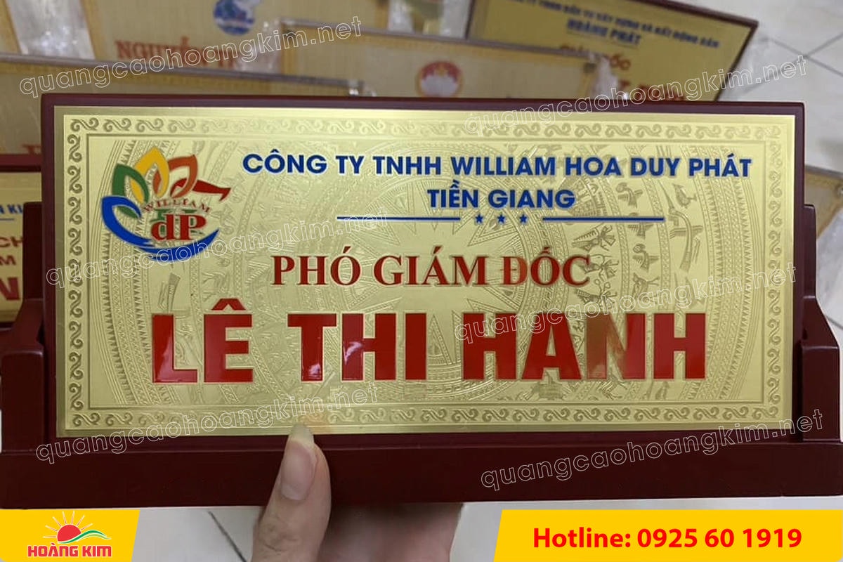 bien chuc danh mat dong de go tam giac mat rut dep 64 - BIỂN CHỨC DANH MẶT ĐỒNG ĐẾ GỖ TAM GI&Aacute;C &ndash; ĐẲNG CẤP CHO L&Atilde;NH ĐẠO