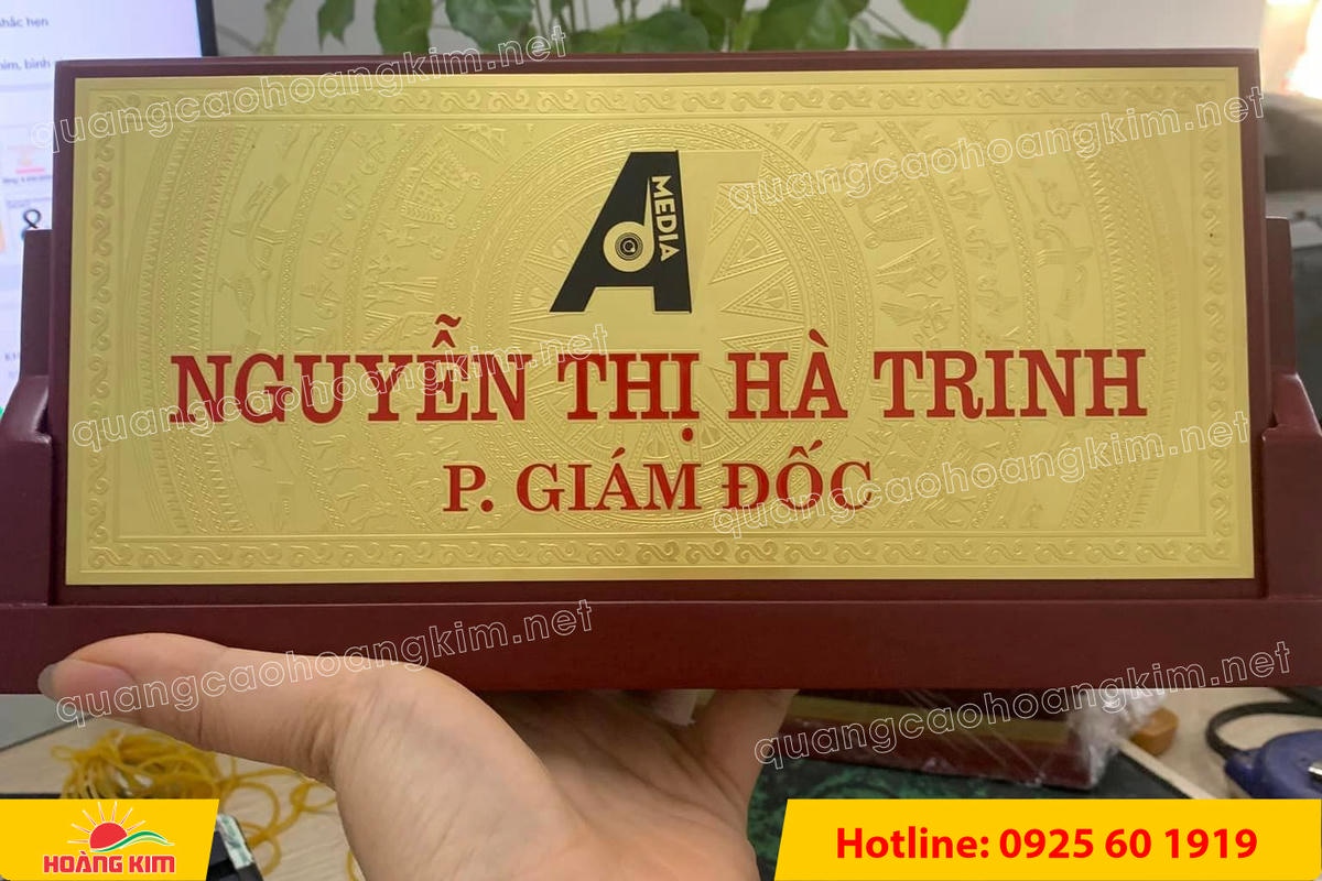 bien chuc danh mat dong de go tam giac mat rut dep 65 - BIỂN CHỨC DANH MẶT ĐỒNG ĐẾ GỖ TAM GI&Aacute;C &ndash; ĐẲNG CẤP CHO L&Atilde;NH ĐẠO