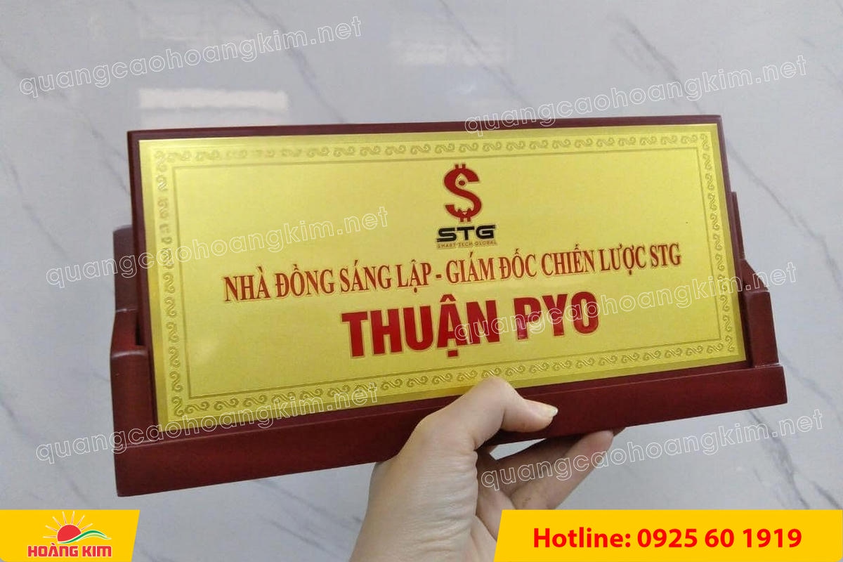 bien chuc danh mat dong de go tam giac mat rut dep 67 - BIỂN CHỨC DANH MẶT ĐỒNG ĐẾ GỖ TAM GI&Aacute;C &ndash; ĐẲNG CẤP CHO L&Atilde;NH ĐẠO