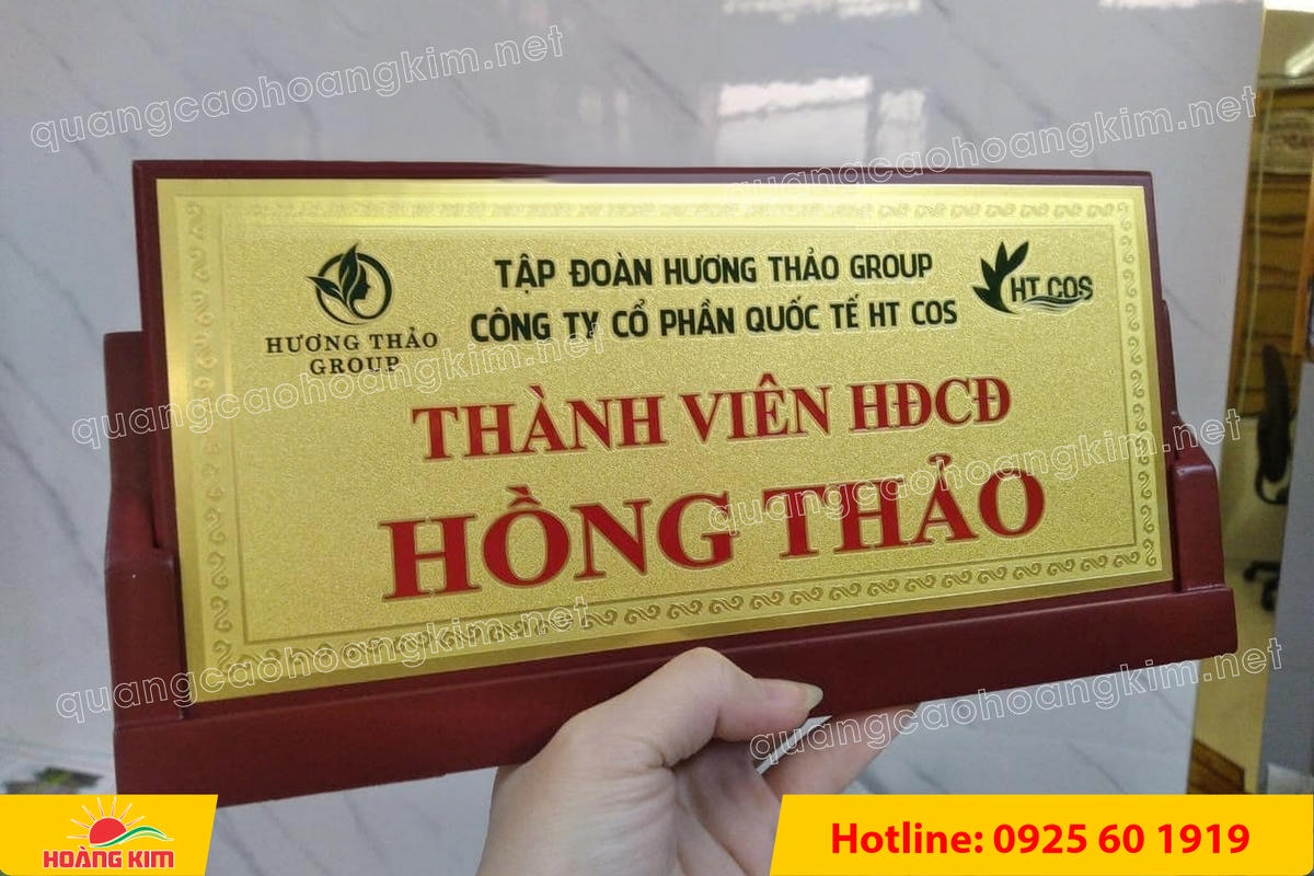 bien chuc danh mat dong de go tam giac mat rut dep 74 - BIỂN CHỨC DANH MẶT ĐỒNG ĐẾ GỖ TAM GI&Aacute;C &ndash; ĐẲNG CẤP CHO L&Atilde;NH ĐẠO