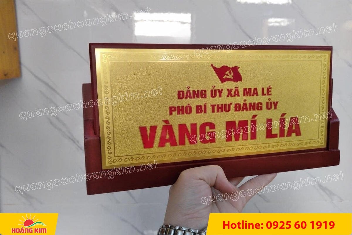 bien chuc danh mat dong de go tam giac mat rut dep 75 - BIỂN CHỨC DANH MẶT ĐỒNG ĐẾ GỖ TAM GI&Aacute;C &ndash; ĐẲNG CẤP CHO L&Atilde;NH ĐẠO