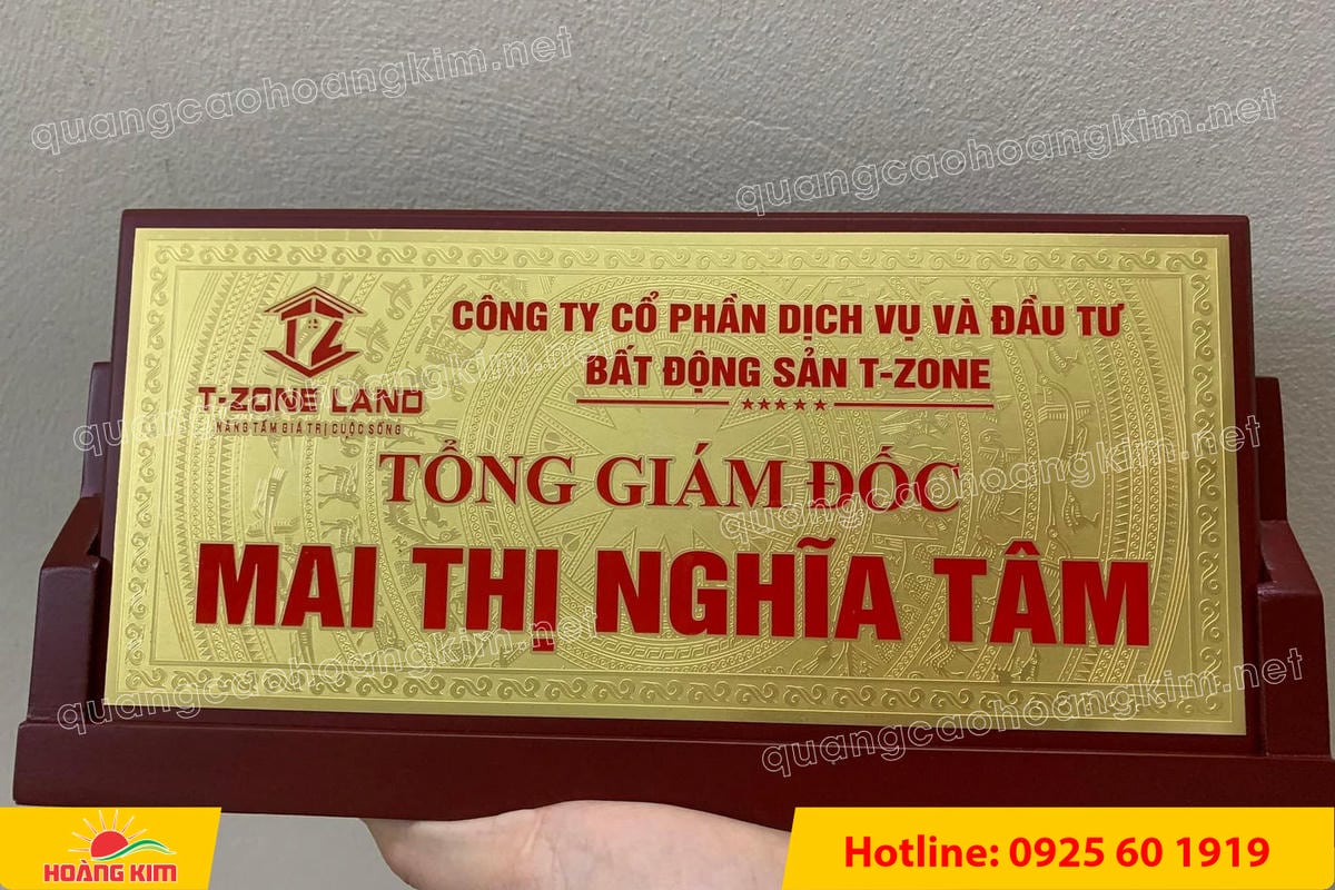 bien chuc danh mat dong de go tam giac mat rut dep 77 - BIỂN CHỨC DANH MẶT ĐỒNG ĐẾ GỖ TAM GI&Aacute;C &ndash; ĐẲNG CẤP CHO L&Atilde;NH ĐẠO