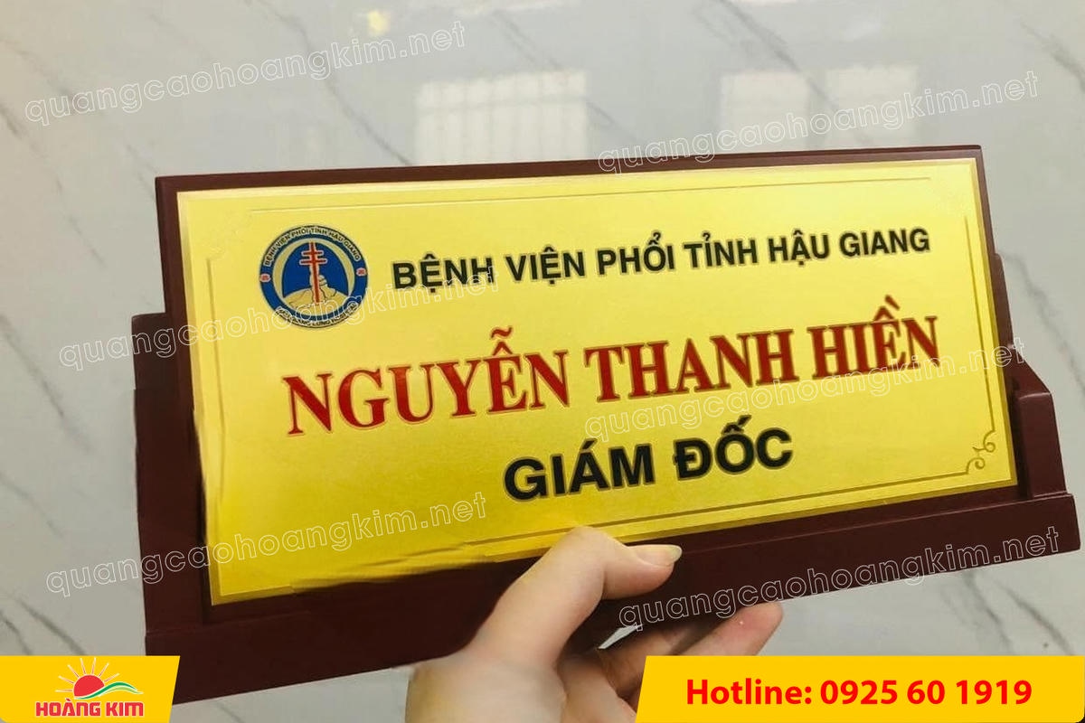 bien chuc danh mat dong de go tam giac mat rut dep 78 - BIỂN CHỨC DANH MẶT ĐỒNG ĐẾ GỖ TAM GI&Aacute;C &ndash; ĐẲNG CẤP CHO L&Atilde;NH ĐẠO