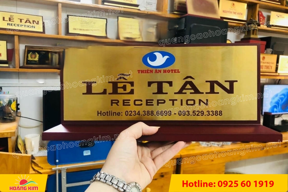 bien chuc danh mat dong de go tam giac mat rut dep 79 - BIỂN CHỨC DANH MẶT ĐỒNG ĐẾ GỖ TAM GI&Aacute;C &ndash; ĐẲNG CẤP CHO L&Atilde;NH ĐẠO