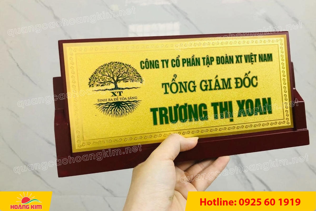 bien chuc danh mat dong de go tam giac mat rut dep 82 - BIỂN CHỨC DANH MẶT ĐỒNG ĐẾ GỖ TAM GI&Aacute;C &ndash; ĐẲNG CẤP CHO L&Atilde;NH ĐẠO