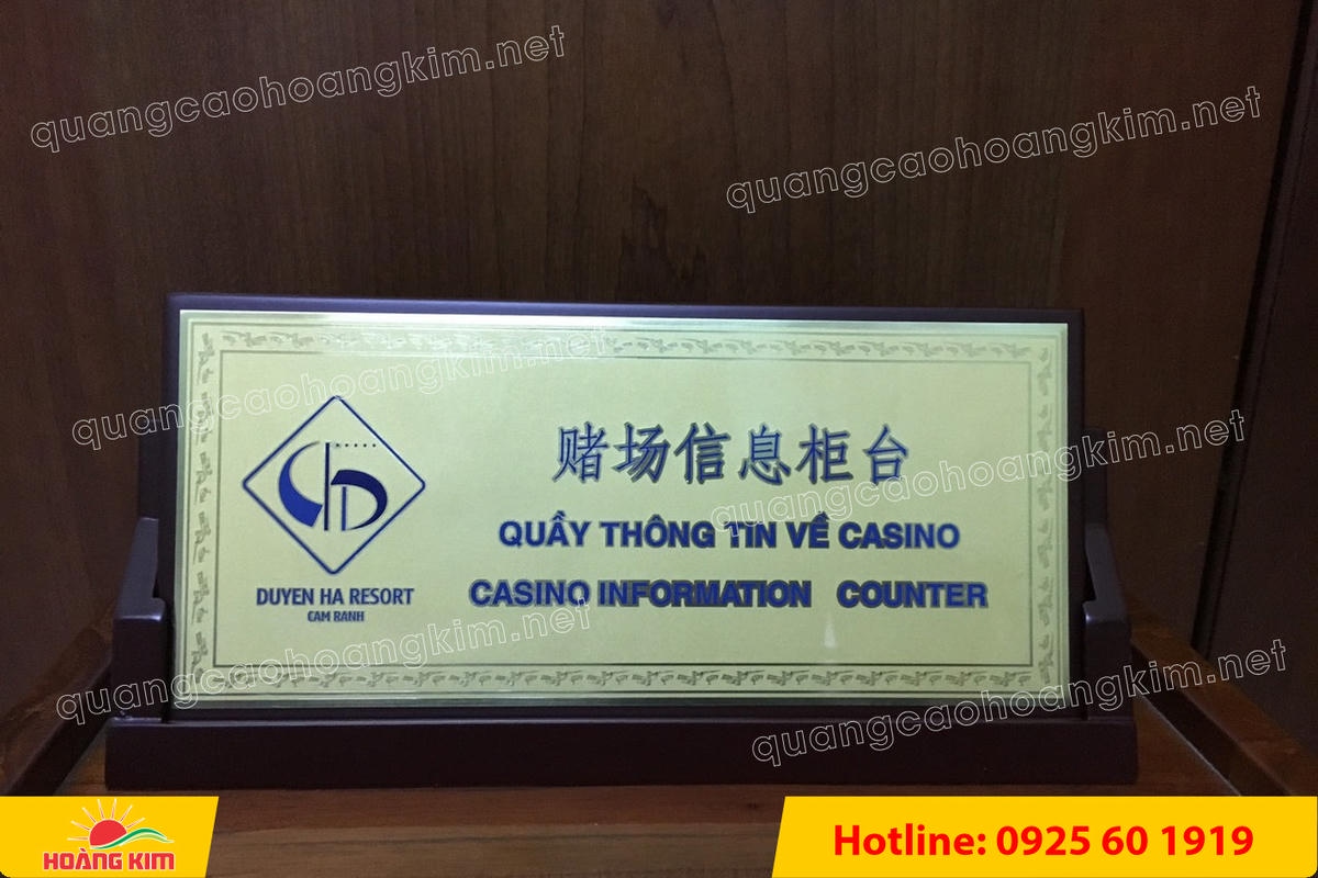 bien chuc danh mat dong de go tam giac mat rut dep 83 - BIỂN CHỨC DANH MẶT ĐỒNG ĐẾ GỖ TAM GI&Aacute;C &ndash; ĐẲNG CẤP CHO L&Atilde;NH ĐẠO
