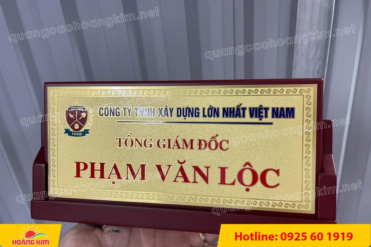 bien chuc danh mat dong de go tam giac mat rut dep 89 - BIỂN CHỨC DANH MẶT ĐỒNG ĐẾ GỖ TAM GI&Aacute;C &ndash; ĐẲNG CẤP CHO L&Atilde;NH ĐẠO