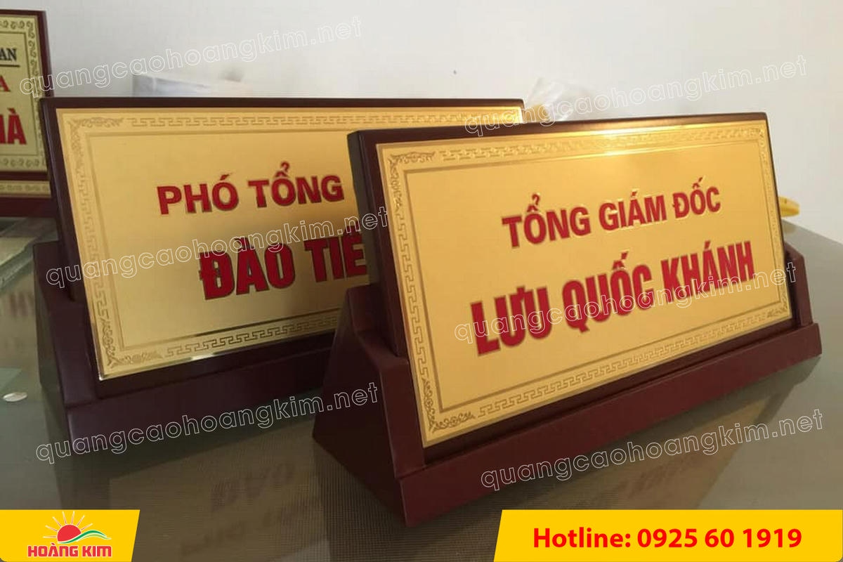 bien chuc danh mat dong de go tam giac mat rut dep 9 - BIỂN CHỨC DANH MẶT ĐỒNG ĐẾ GỖ TAM GI&Aacute;C &ndash; ĐẲNG CẤP CHO L&Atilde;NH ĐẠO