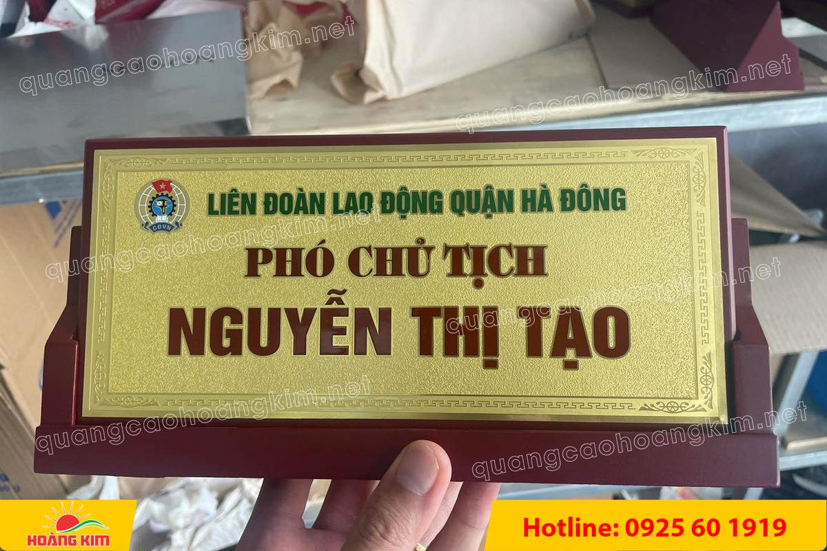 bien chuc danh mat dong de go tam giac mat rut dep 90 - BIỂN CHỨC DANH MẶT ĐỒNG ĐẾ GỖ TAM GI&Aacute;C &ndash; ĐẲNG CẤP CHO L&Atilde;NH ĐẠO