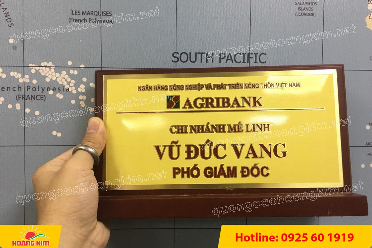bien chuc danh mat dong de go vuong 1 cap bien 2 mat dep - BIỂN CHỨC DANH MẶT ĐỒNG ĐẾ GỖ VU&Ocirc;NG 1 CẤP &ndash; GỌN G&Agrave;NG, SANG TRỌNG, GI&Aacute; TỐT