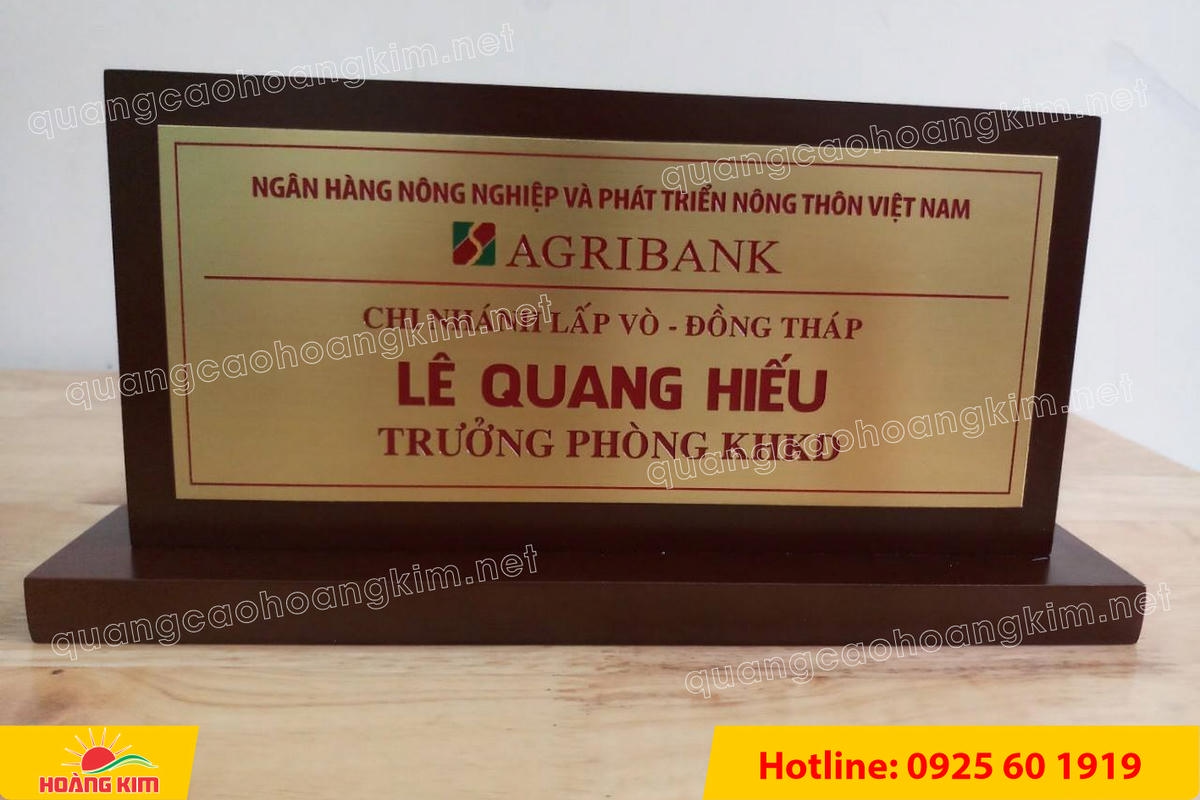 bien chuc danh mat dong de go vuong 1 cap bien 2 mat dep 3 - BIỂN CHỨC DANH MẶT ĐỒNG ĐẾ GỖ VU&Ocirc;NG 1 CẤP &ndash; GỌN G&Agrave;NG, SANG TRỌNG, GI&Aacute; TỐT