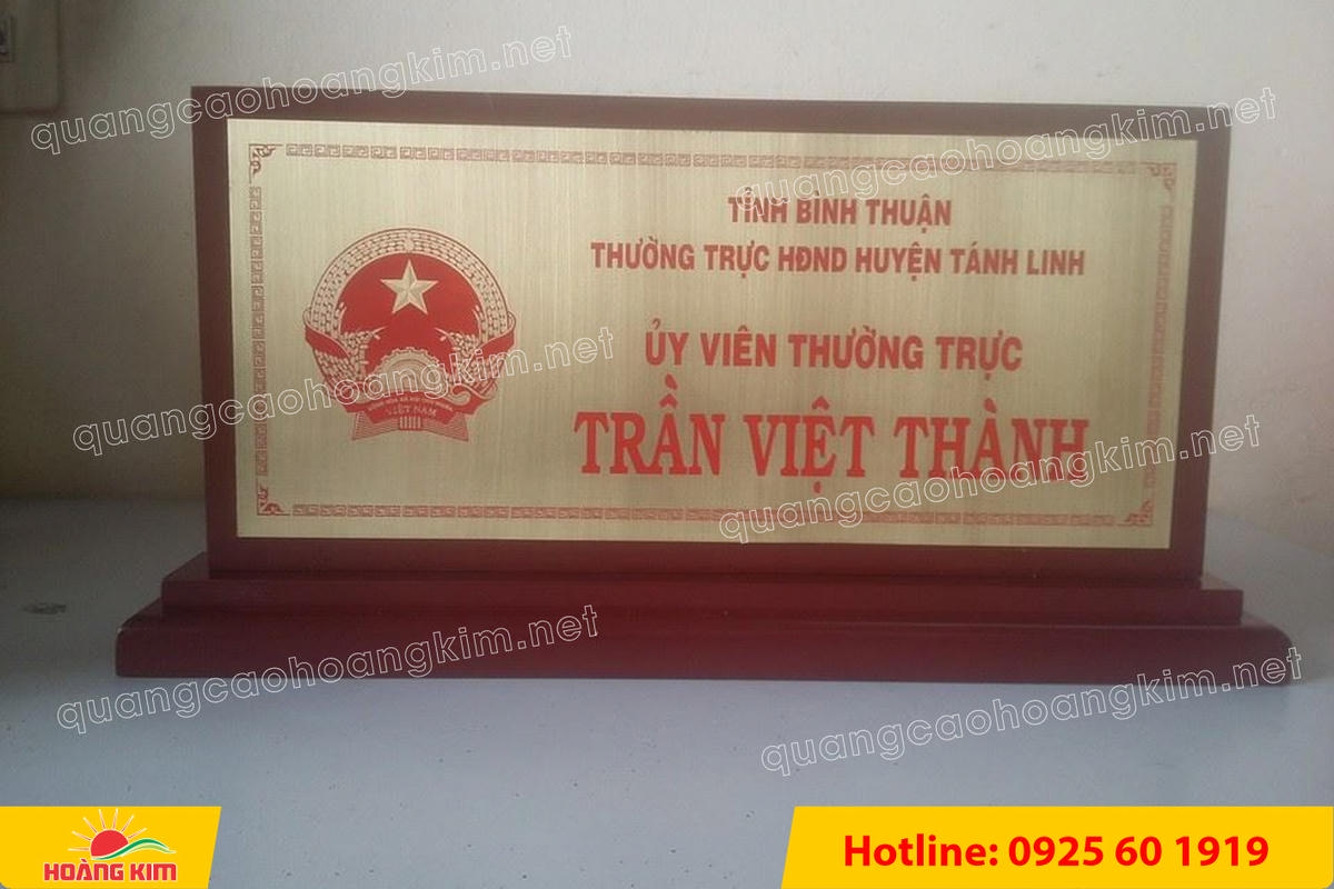 bien chuc danh mat dong de go vuong 2 cap bien 2 mat dep - BIỂN CHỨC DANH MẶT ĐỒNG ĐẾ GỖ VU&Ocirc;NG 2 CẤP  &ndash; SANG HƠN, BỀ THẾ HƠN, NH&Igrave;N L&Agrave; THẤY VỊ TR&Iacute;