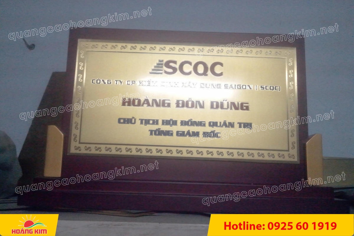 bien chuc danh mat dong de go vuong 2 cap bien 2 mat gan 2 tru dep - Biển Chức Danh Mặt Đồng Đế Gỗ Vu&ocirc;ng 2 Cấp Gắn 2 Trụ  &ndash;  Đẳng Cấp L&atilde;nh Đạo