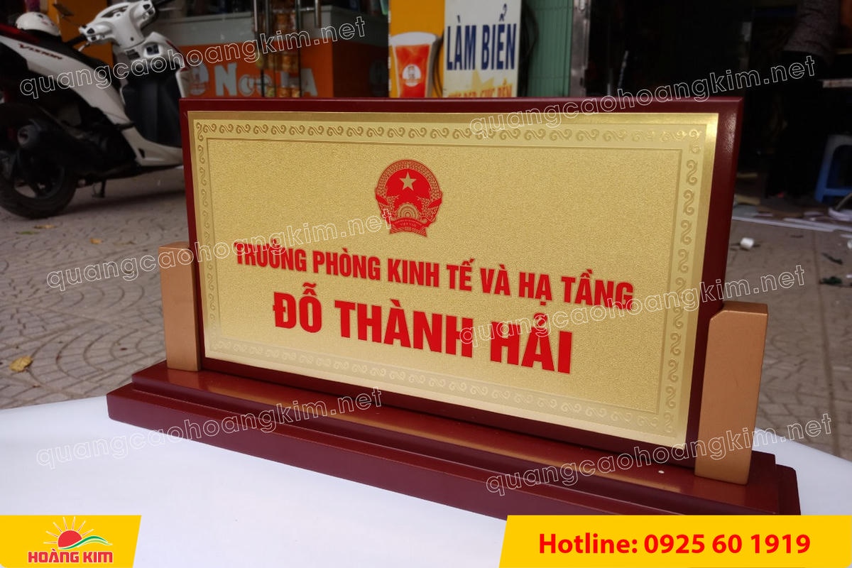 bien chuc danh mat dong de go vuong 2 cap bien 2 mat gan 2 tru dep 12 - Biển Chức Danh Mặt Đồng Đế Gỗ Vu&ocirc;ng 2 Cấp Gắn 2 Trụ  &ndash;  Đẳng Cấp L&atilde;nh Đạo