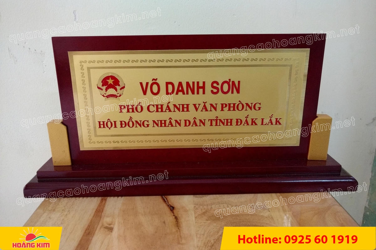 bien chuc danh mat dong de go vuong 2 cap bien 2 mat gan 2 tru dep 2 - Biển Chức Danh Mặt Đồng Đế Gỗ Vu&ocirc;ng 2 Cấp Gắn 2 Trụ  &ndash;  Đẳng Cấp L&atilde;nh Đạo