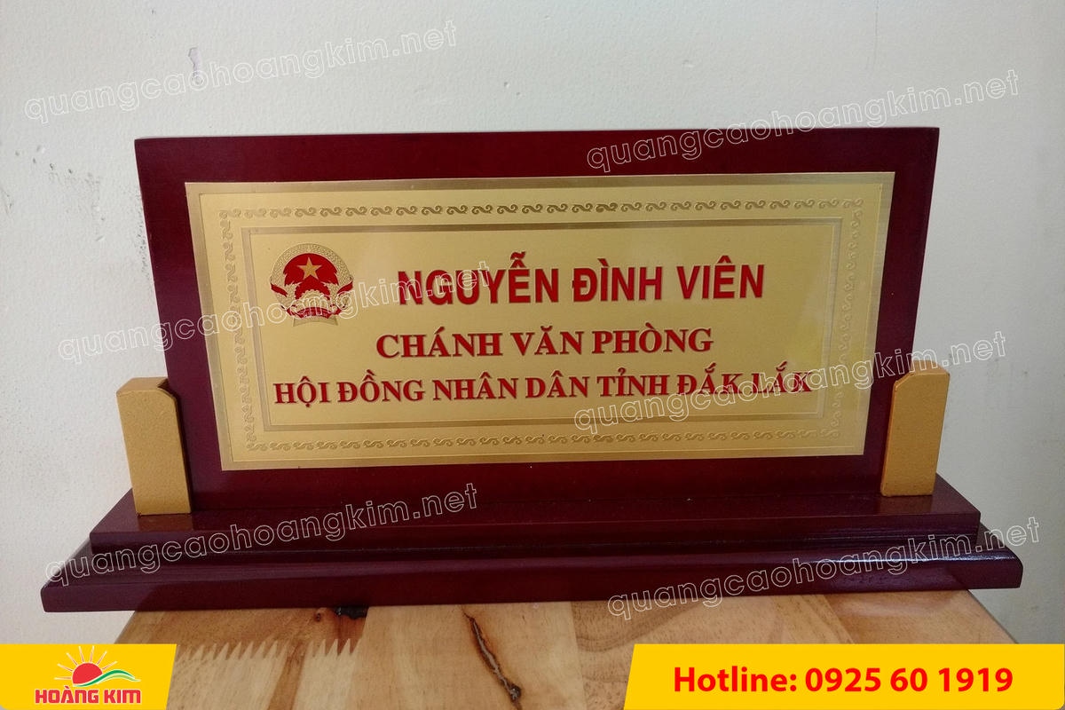 bien chuc danh mat dong de go vuong 2 cap bien 2 mat gan 2 tru dep 3 - Biển Chức Danh Mặt Đồng Đế Gỗ Vu&ocirc;ng 2 Cấp Gắn 2 Trụ  &ndash;  Đẳng Cấp L&atilde;nh Đạo