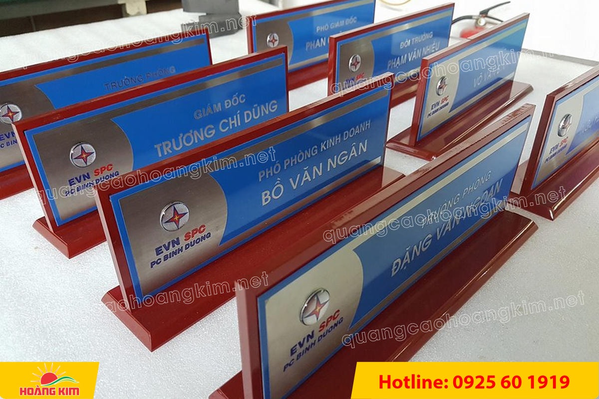 bien chuc danh mat dong hoac inox de go chan vat 4 canh dep - BIỂN CHỨC DANH MẶT ĐỒNG / INOX ĐẾ GỖ CH&Acirc;N V&Aacute;T 4 CẠNH SANG TRỌNG