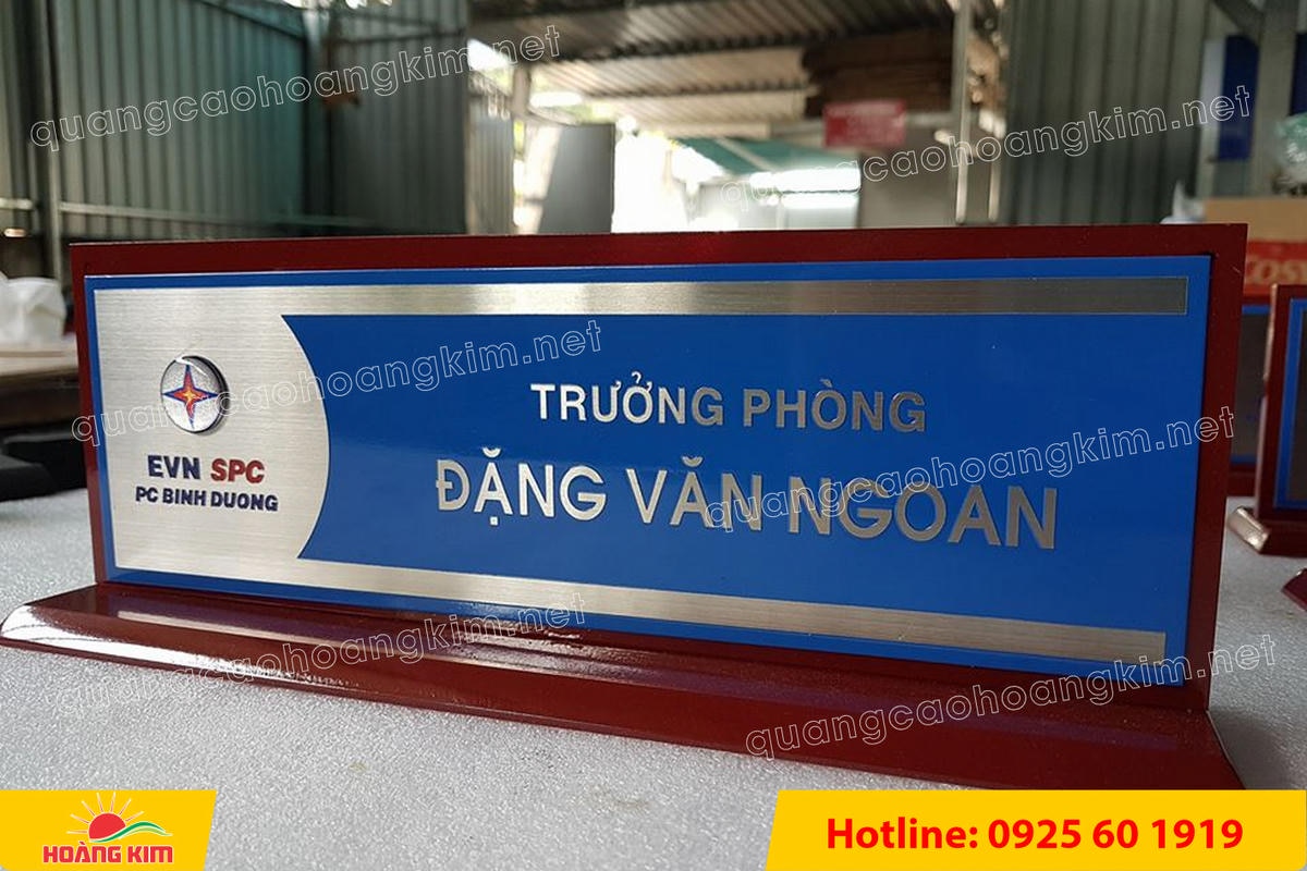 bien chuc danh mat dong hoac inox de go chan vat 4 canh dep 2 - BIỂN CHỨC DANH MẶT ĐỒNG / INOX ĐẾ GỖ CH&Acirc;N V&Aacute;T 4 CẠNH SANG TRỌNG