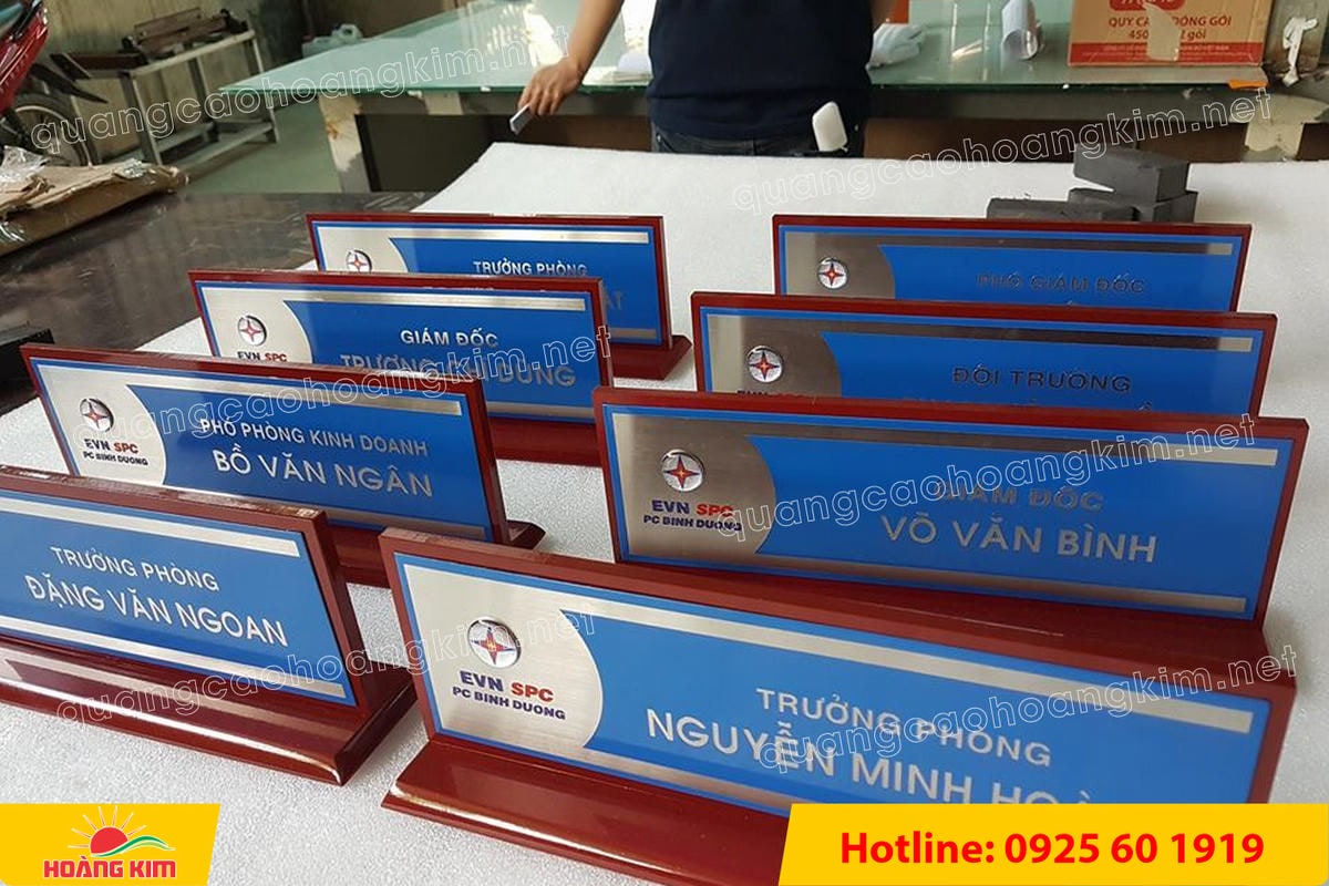 bien chuc danh mat dong hoac inox de go chan vat 4 canh dep 3 - BIỂN CHỨC DANH MẶT ĐỒNG / INOX ĐẾ GỖ CH&Acirc;N V&Aacute;T 4 CẠNH SANG TRỌNG